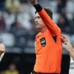 Corinthians reclama de impedimento de Hulk em gol do Fluminense