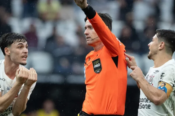Corinthians reclama de impedimento de Hulk em gol do Fluminense