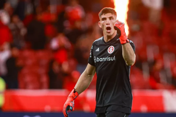 Rochet volta aos treinos no Inter e pode encarar o Corinthians