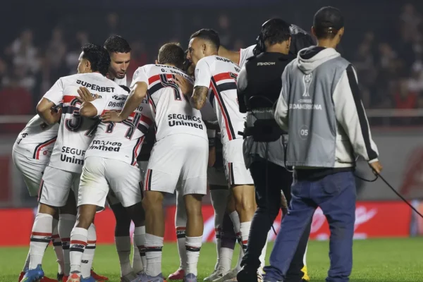 Empresários avaliam saídas no São Paulo, mas elenco nega debandada