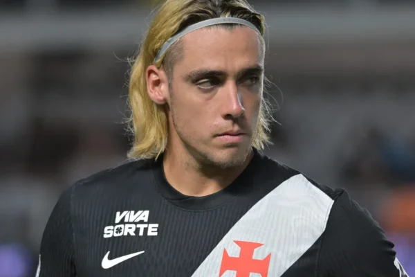 Spinelli se rende à grandeza do Vasco: ‘Time mais popular do Brasil’