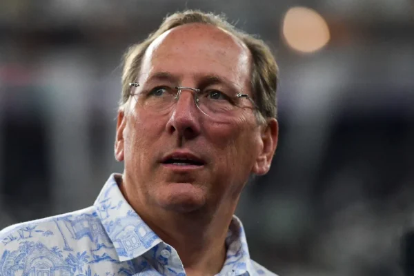 Inglaterra trava venda da SAF do Botafogo e Textor abre porta para diálogo