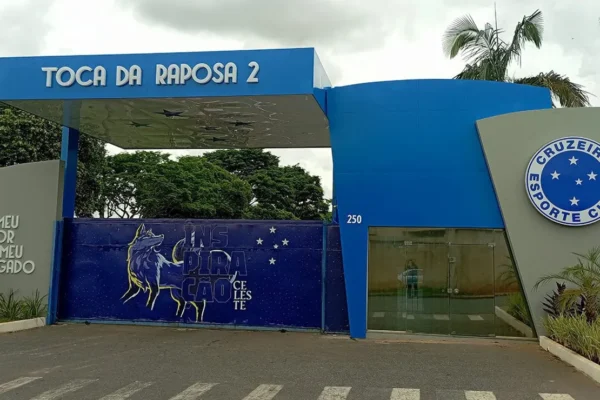 Máfia Azul invade CT e cobra elenco do Cruzeiro após derrota