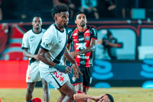 Vasco domina Vitória e garante vaga nas semifinais da Copa do Brasil