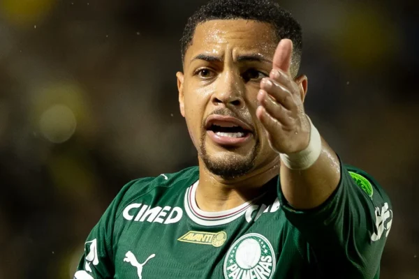 Vitor Roque no Palmeiras: quando o potencial não vira realidade em campo