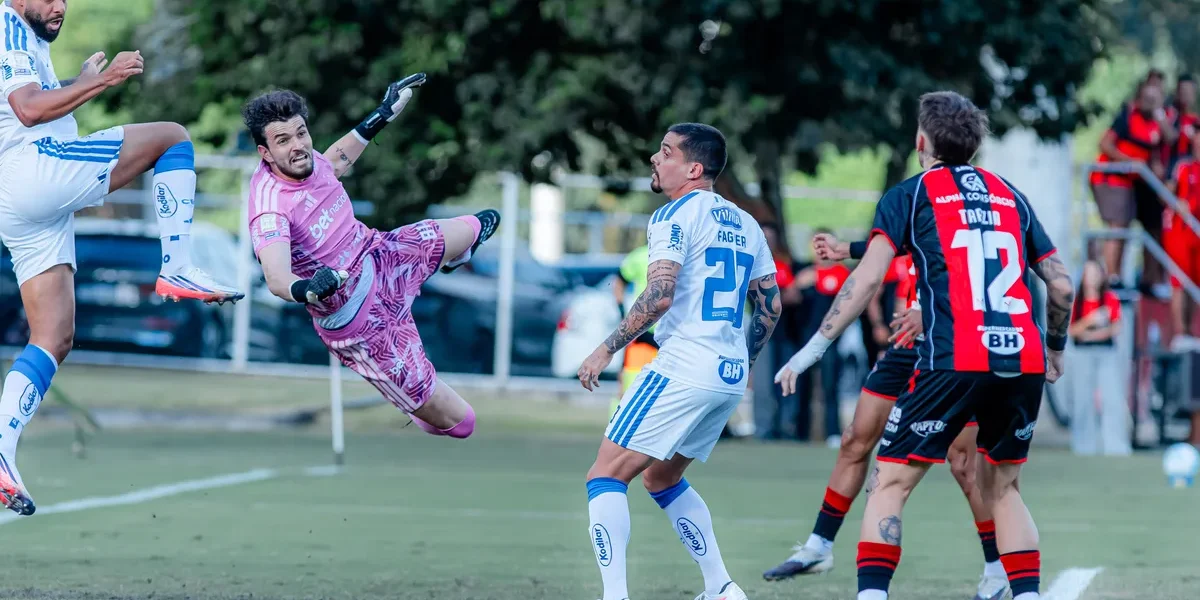Cruzeiro tropeça de novo e 1º tempo contra o Vitória acende alerta
