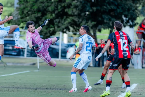 Cruzeiro tropeça de novo e 1º tempo contra o Vitória acende alerta