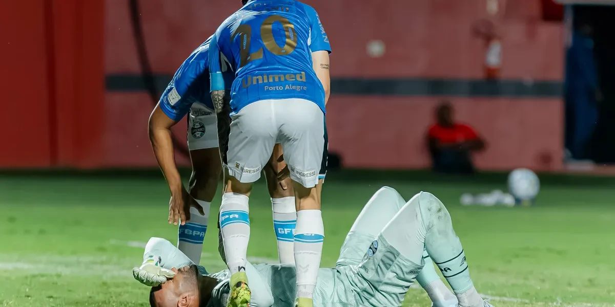 Susto! Weverton desmaia antes de Vitória x Grêmio, mas joga e fecha o gol
