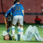 Susto! Weverton desmaia antes de Vitória x Grêmio, mas joga e fecha o gol
