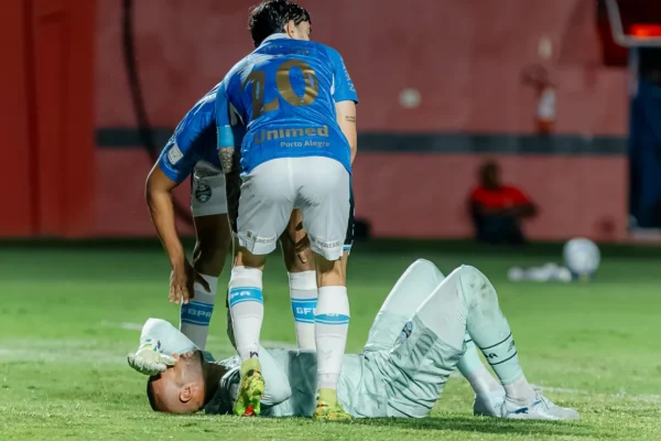 Susto! Weverton desmaia antes de Vitória x Grêmio, mas joga e fecha o gol