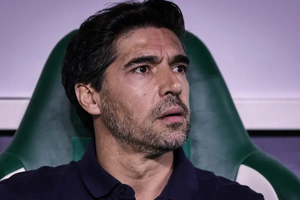 Abel suspenso por 2 jogos no STJD: Palmeiras corre atrás de efeito suspensivo