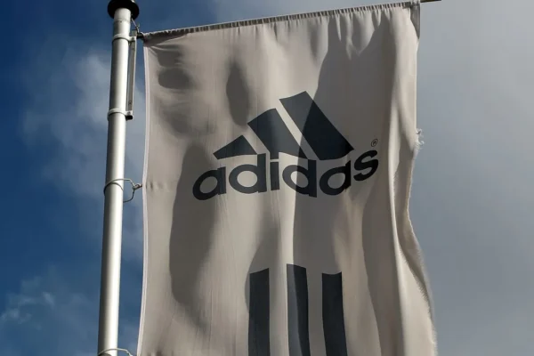 Adidas fecha com o Santos e Umbro reage: briga à vista no futebol brasileiro