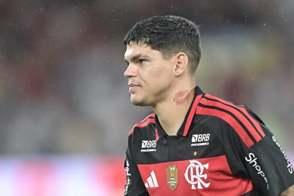 Ayrton Lucas vira o jogo no Flamengo e cala os críticos