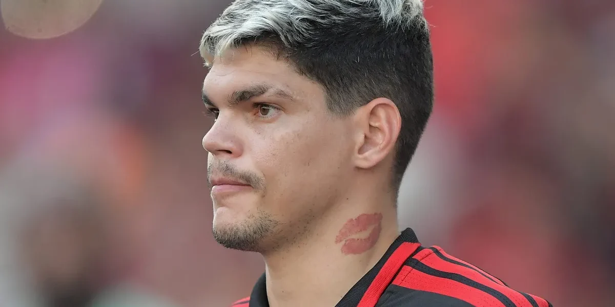Ayrton Lucas recebe apoio no Flamengo após erro contra o Del Valle
