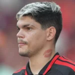 Ayrton Lucas recebe apoio no Flamengo após erro contra o Del Valle