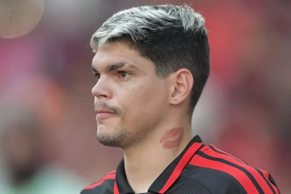 Ayrton Lucas recebe apoio no Flamengo após erro contra o Del Valle