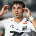Barreal volta ao Santos e agita briga por vaga no ataque