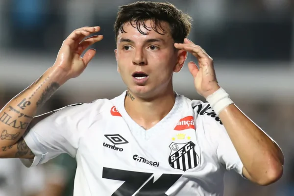 Barreal volta ao Santos e agita briga por vaga no ataque