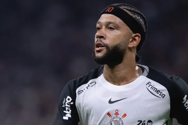 Memphis Depay renova com Corinthians até julho de 2028