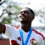 Samuel, joia de 16 anos do Fla, se inspira em Léo Pereira