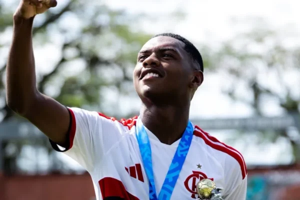Samuel, joia de 16 anos do Fla, se inspira em Léo Pereira