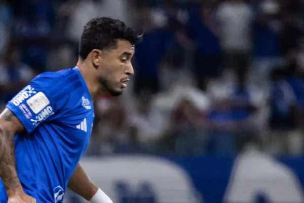 William de saída? Lateral vive fim de ciclo no Cruzeiro