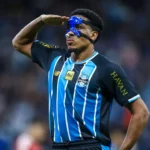 Wallace opera nariz e vira desfalque do Grêmio contra o Cruzeiro