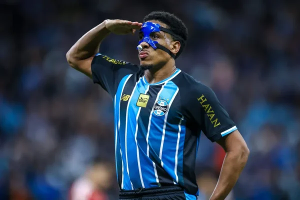 Wallace opera nariz e vira desfalque do Grêmio contra o Cruzeiro