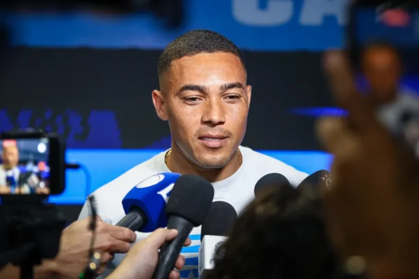 Carlos Vinícius rompe o silêncio e crava foco total na salvação do Grêmio