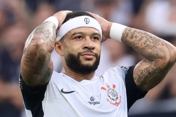 Memphis perde status de intocável e Seedorf ganha aval para mudar o Corinthians