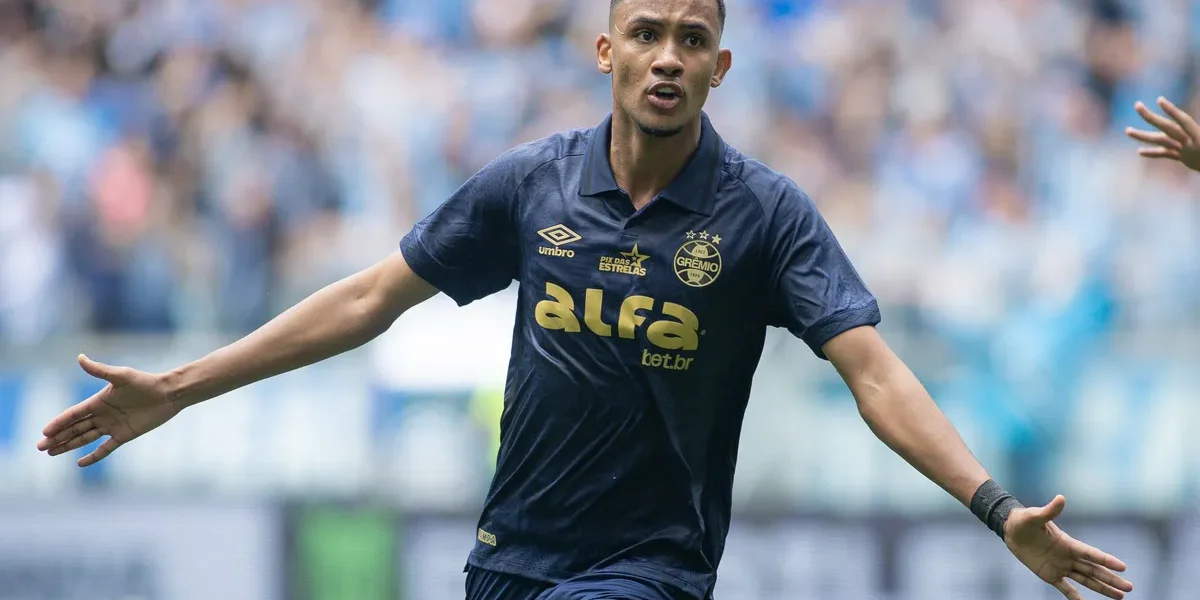 André Henrique torce pelo Grêmio no Gre-Nal 455 decisivo