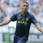 André Henrique torce pelo Grêmio no Gre-Nal 455 decisivo