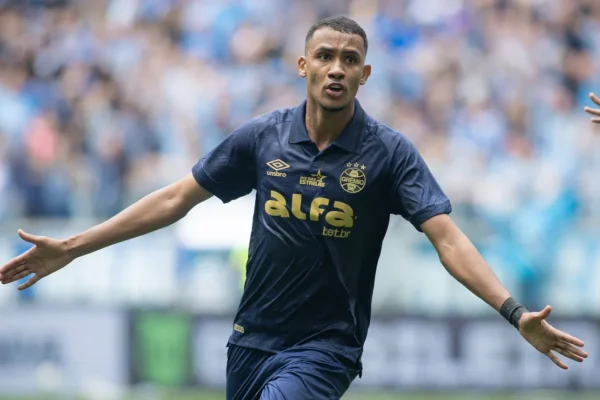 André Henrique torce pelo Grêmio no Gre-Nal 455 decisivo