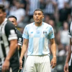 Galo sonda Carlos Vinícius e embaralha futuro do atacante no Grêmio