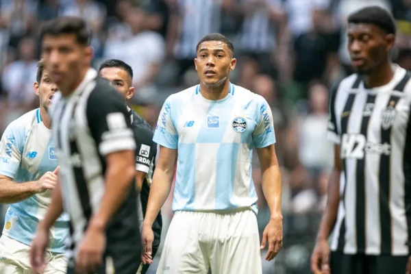 Galo sonda Carlos Vinícius e embaralha futuro do atacante no Grêmio