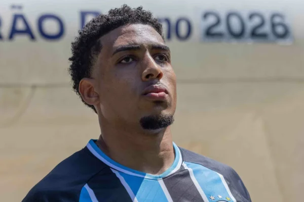 Wallace Volta à Zaga do Grêmio para Duelo Decisivo Contra o Coritiba