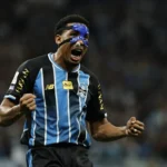 Wallace opera nariz com sucesso e deve voltar ao Grêmio em breve
