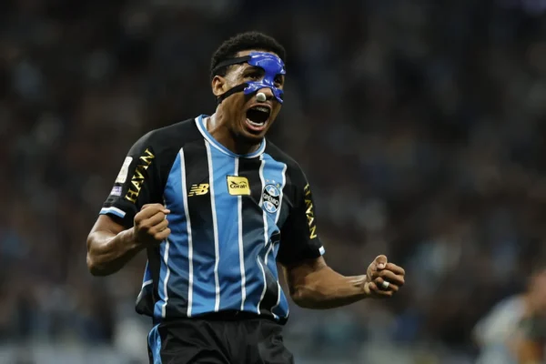 Wallace opera nariz com sucesso e deve voltar ao Grêmio em breve