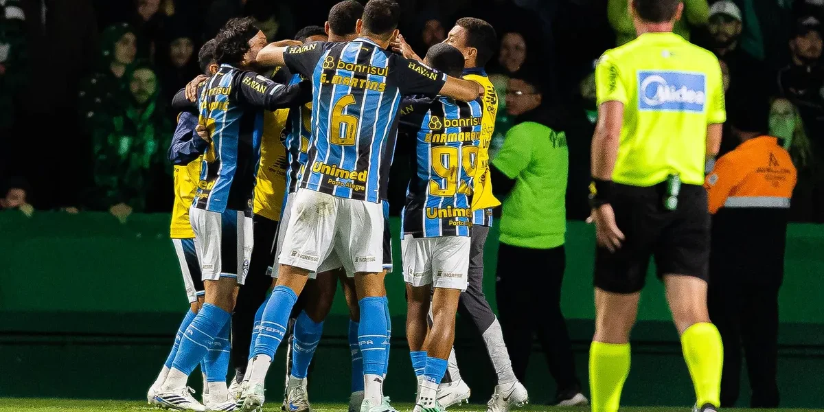 Grêmio vence Coritiba nos acréscimos e respira na Série A