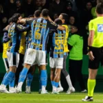Grêmio vence Coritiba nos acréscimos e respira na Série A