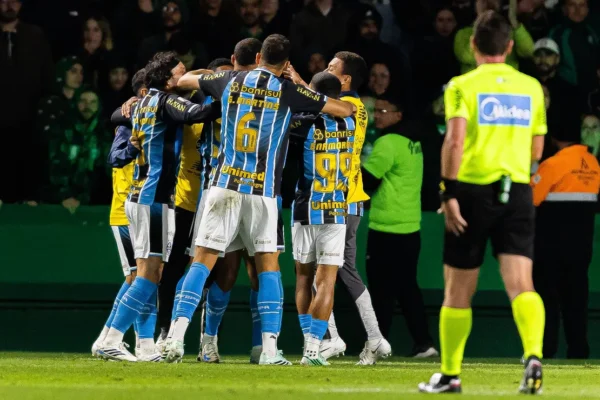 Grêmio vence Coritiba nos acréscimos e respira na Série A