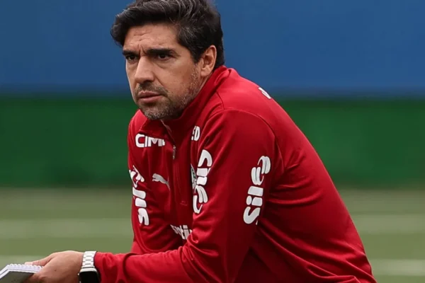 Data Fifa bagunça hierarquia no Palmeiras e cria dilema para Abel
