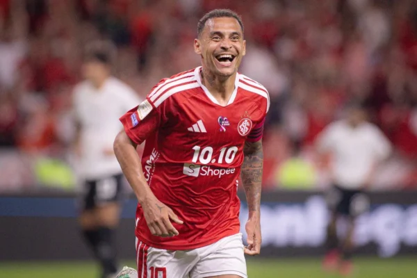 Alan Patrick brilha, vira garçom número 1 do Inter e elogia Eduardo Baptista