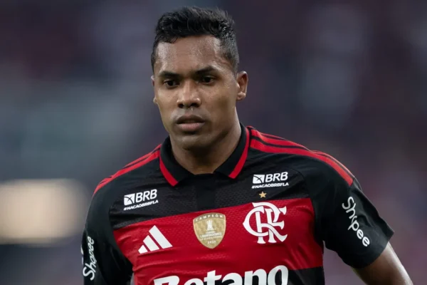 Alex Sandro critica calendário e celebra vitória do Flamengo no clássico