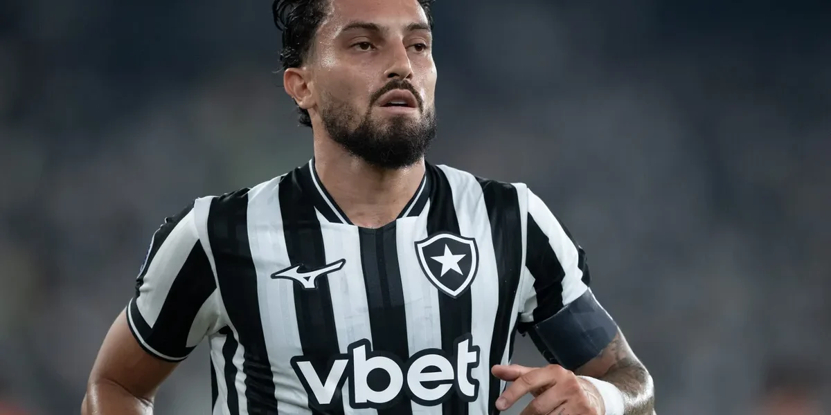 Alex Telles renova com Botafogo até 2028 e revela bastidores da decisão