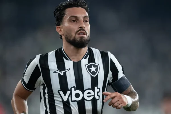 Alex Telles renova com Botafogo até 2028 e revela bastidores da decisão
