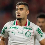 Palmeiras vence Athletico com ataque cirúrgico, mas expulsão de Andreas liga o alerta
