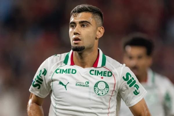 Palmeiras vence Athletico com ataque cirúrgico, mas expulsão de Andreas liga o alerta