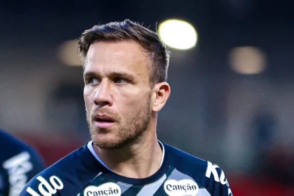 Santos: Arthur e Lira treinam no campo, mas desfalcam contra o Bahia