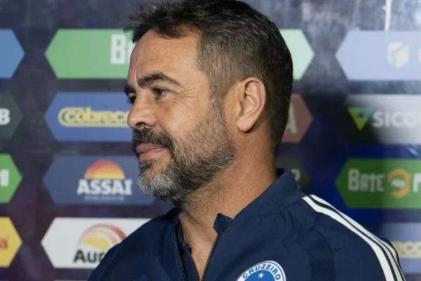 Artur Jorge revela xingamento xenofóbico em confusão com torcedor